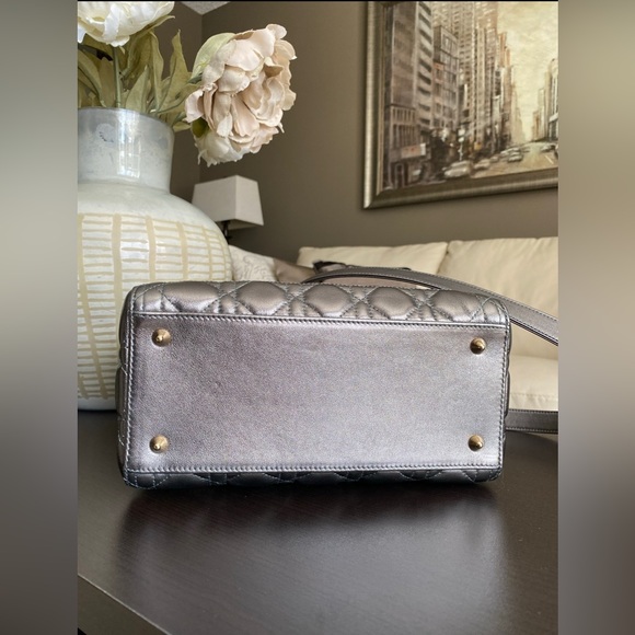 CHRISTIAN DIOR
Metallic Calfskin Cannage Medium Lady Dior
Gunmetal Grey - Picture 6 of 16